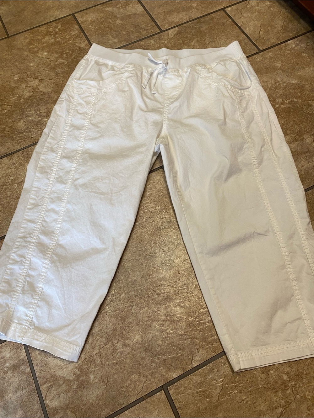 Briggs New York White Cotton Elastic Waist Capris w/Detailed Stitching Large